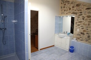 Bathtub, hair dryer, towels