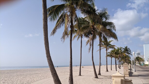 Na praia, espreguiçadeiras, toalhas de praia 
