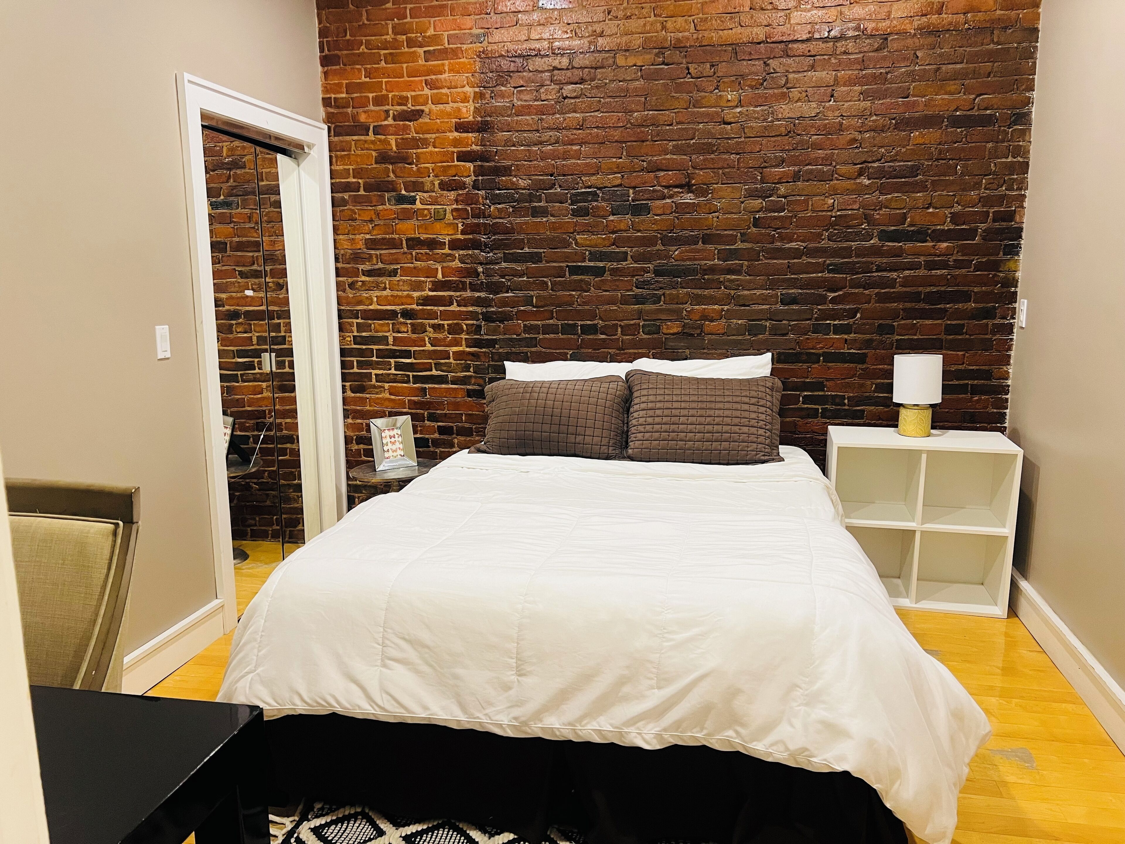 3 bedrooms, desk, iron/ironing board, travel crib