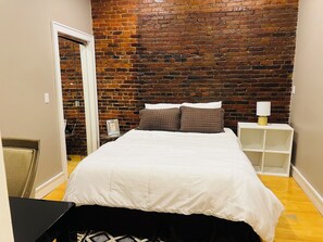 3 bedrooms, desk, iron/ironing board, travel crib