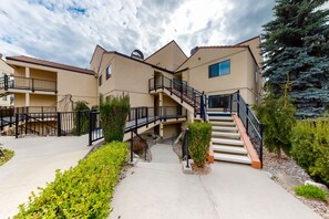 Exterior - Charming Retreat W/ Short Walk to Lake, Shared Pool/Hot Tub, & Large Balcony (Chelan)
