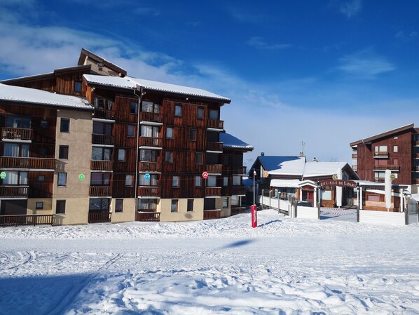 المنشأة من الخارج