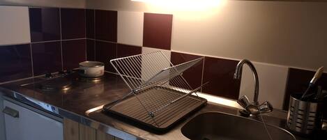 Réfrigérateur, micro-ondes, plaque de cuisson, cafetiÚre/bouilloire