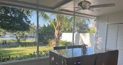 Lakeview Seashell 2BR Cottage, Pets Welcome! Sleeps 4