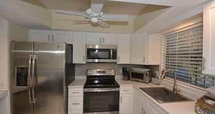 Lakeview Seashell Cottage— Pets Welcome! Sleeps 4