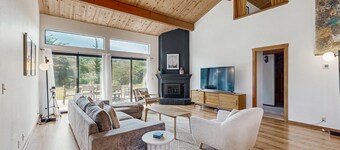 Dreamy lodging with hot tub, pool, beach access, furnished patio