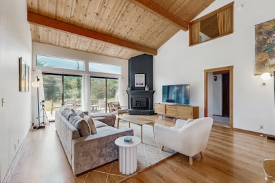 Dreamy lodging with hot tub, pool, beach access, furnished patio