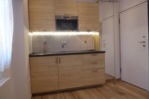 Réfrigérateur, micro-ondes, lave-vaisselle, cafetière/bouilloire