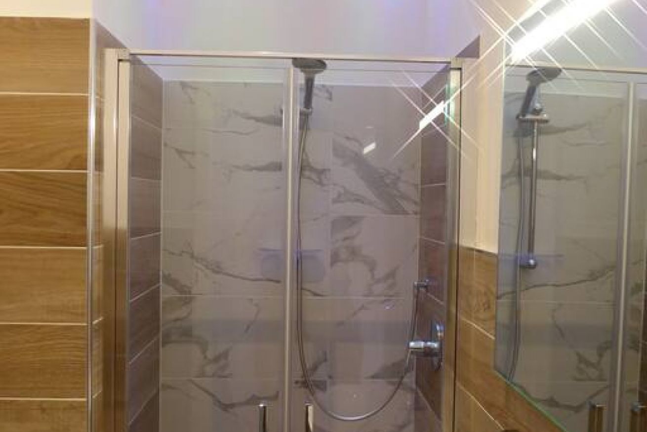Dusche, kostenlose Toilettenartikel, Haartrockner, Bidet