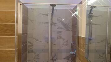 Dusche, kostenlose Toilettenartikel, Haartrockner, Bidet