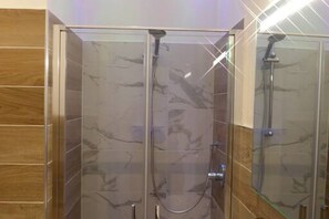 Doccia, set di cortesia gratuito, asciugacapelli, bidet