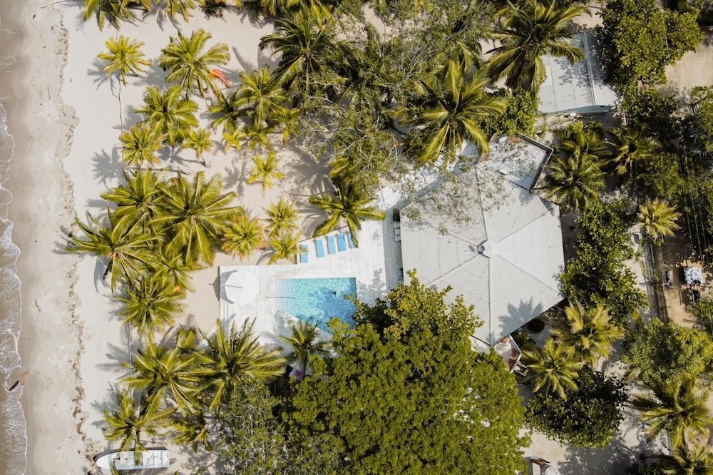 Tol001 - Beautiful 6 bedroom beachfront house in Tolú