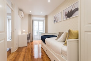 2 habitaciones, tabla de planchar con plancha, internet y ropa de cama