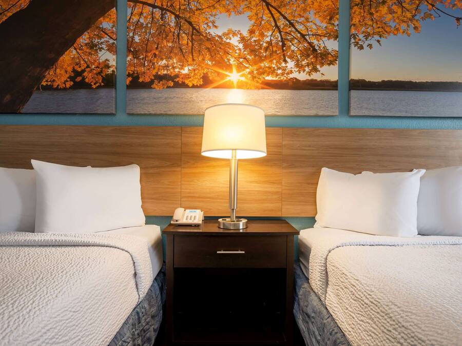 Meja kerja, tirai kedap cahaya, kedap suara, dan setrika/meja setrika