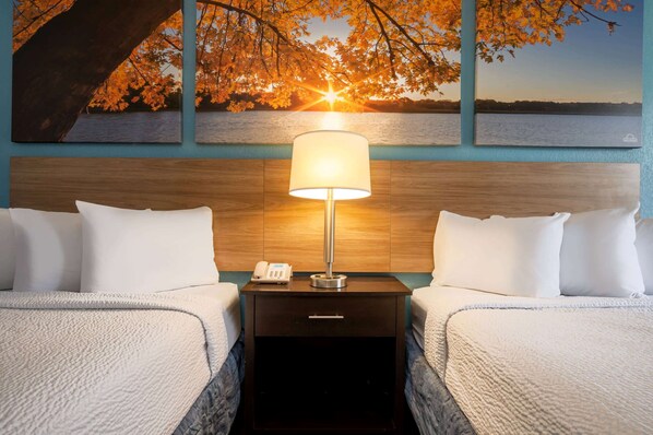 Desk, blackout drapes, soundproofing, iron/ironing board - Days Inn by Wyndham Perrysburg/Toledo (Perrysburg)