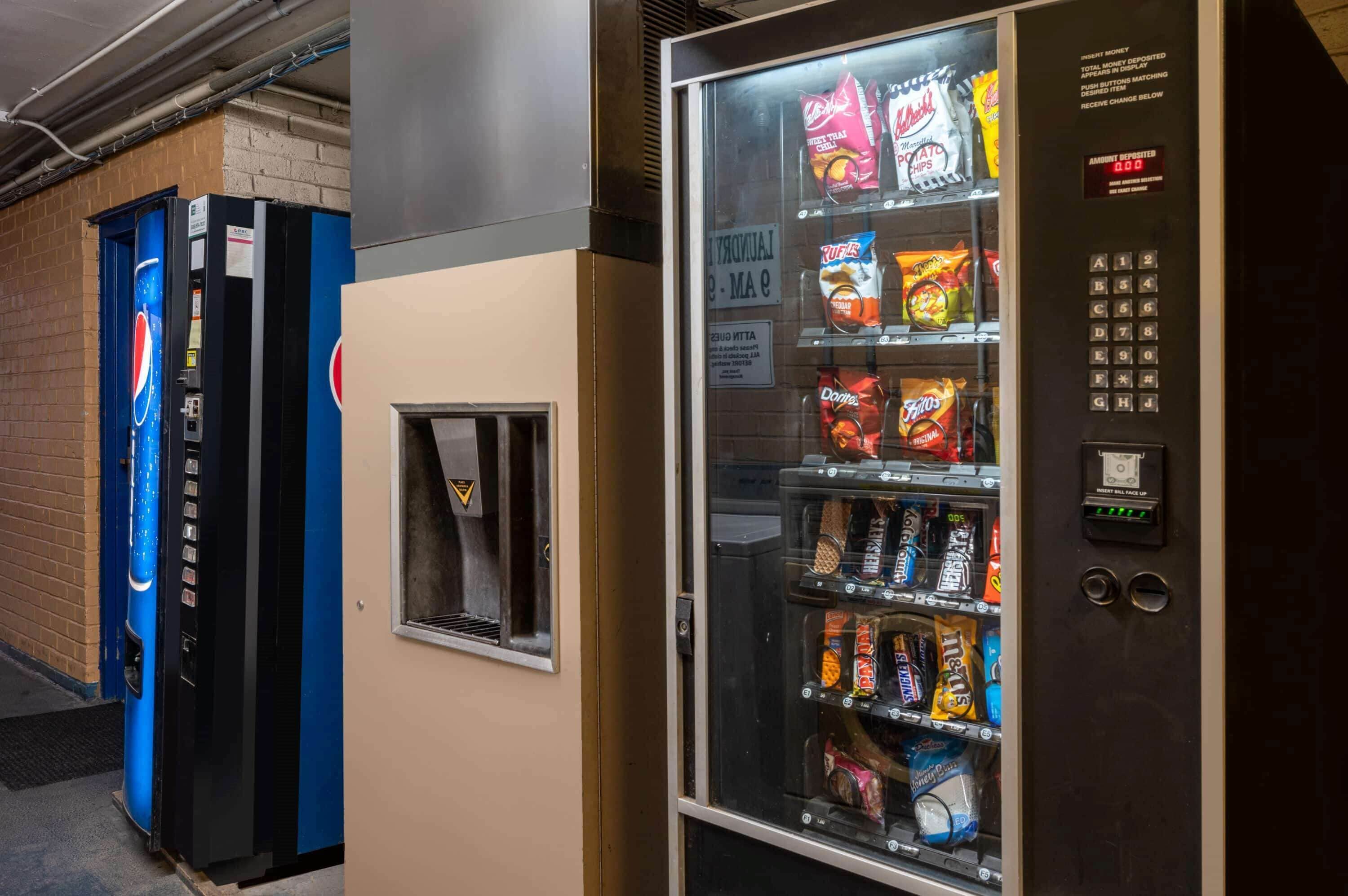 Máquina expendedora con aperitivos y un dispensador de Pepsi.