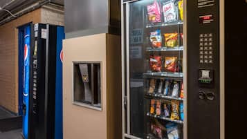 Máquina expendedora con aperitivos y un dispensador de Pepsi.