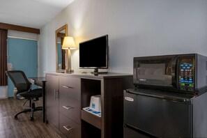 Desk, blackout drapes, soundproofing, iron/ironing board - Days Inn by Wyndham Perrysburg/Toledo (Perrysburg)