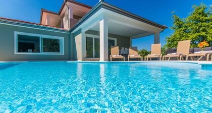 Herrlich gestaltete Villa mit privatem Pool