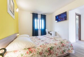 4 bedrooms, in-room safe, iron/ironing board, travel cot - Herrlich Gestaltete Villa mit Privatem Pool (Labin)