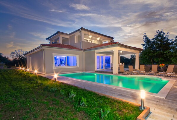 Outdoor pool - Herrlich Gestaltete Villa mit Privatem Pool (Labin)