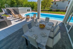 Outdoor dining - Herrlich Gestaltete Villa mit Privatem Pool (Labin)