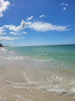 Ubicación cercana a la playa y tumbonas
