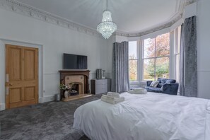 4 soverom, skrivebord, strykejern/-brett og reiseseng for barn