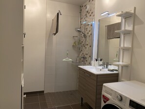 Dusche, Haartrockner, Handtücher, Toilettenpapier