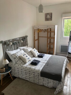 3 bedrooms, iron/ironing board, travel crib, free WiFi