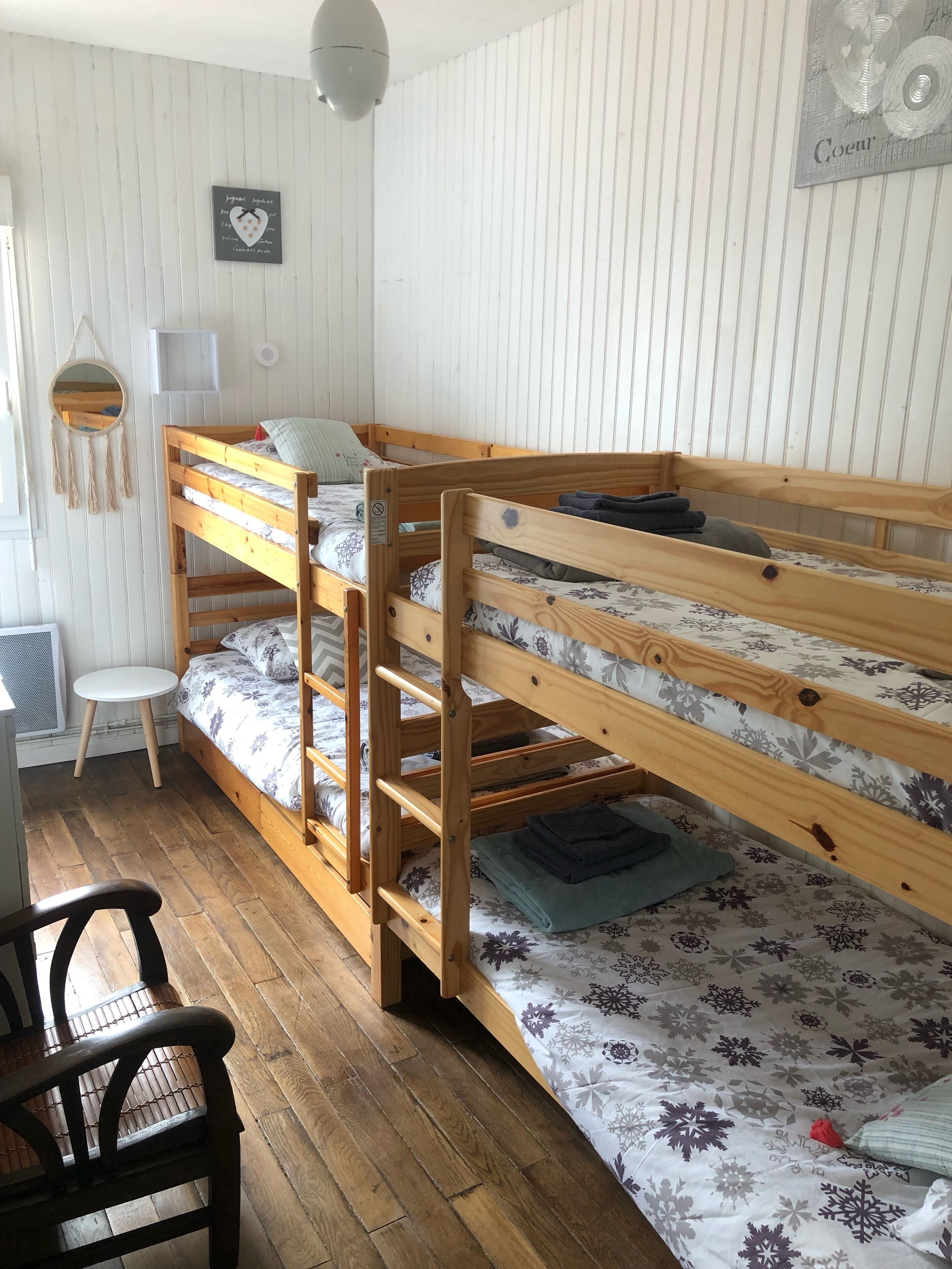 3 slaapkamers, een strijkplank/strijkijzer, reisbedje, gratis wifi