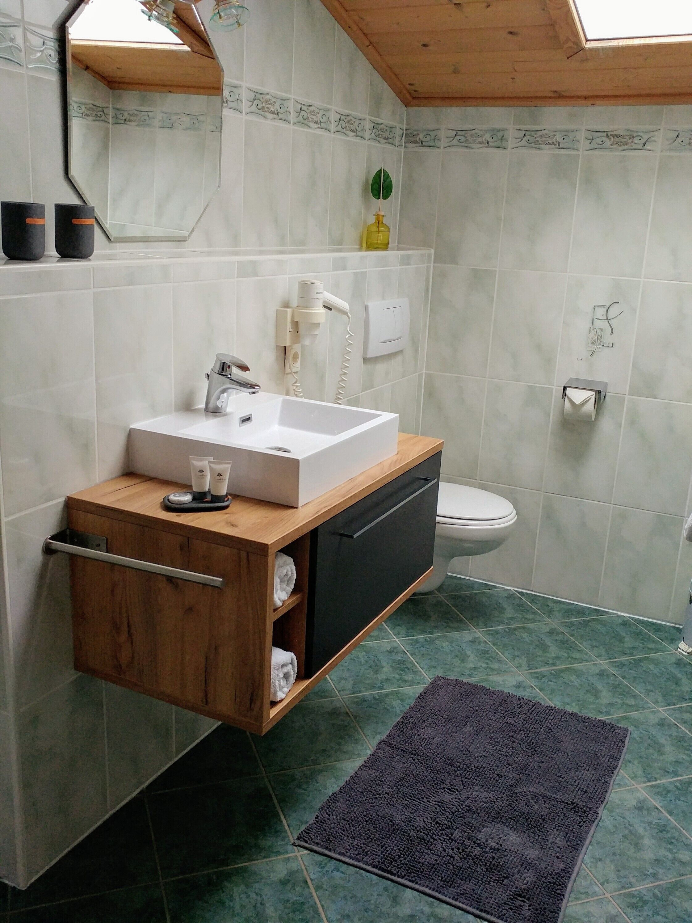 Dusche, Haartrockner, Handtücher, Seife