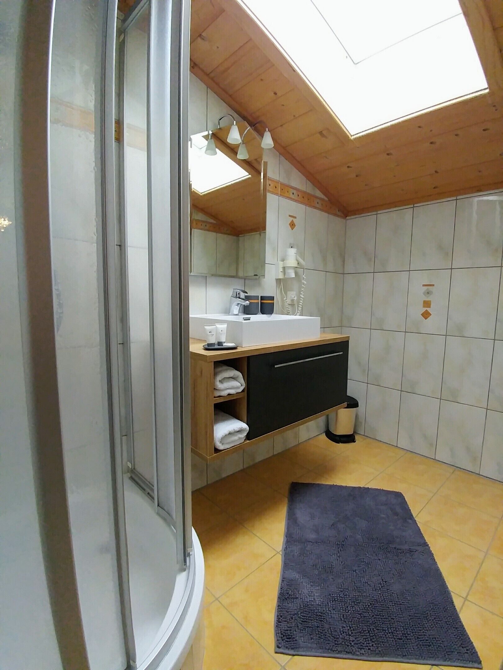 Dusche, Haartrockner, Handtücher, Seife
