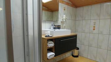Dusche, Haartrockner, Handtücher, Seife