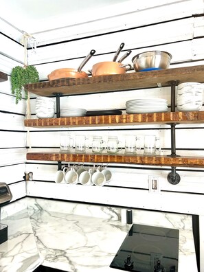 Refrigerador, microondas, parrilla de estufa y cafetera y tetera 