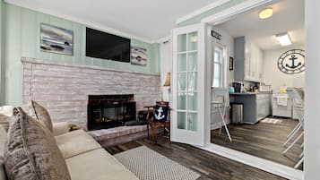 Een televisie en een open haard