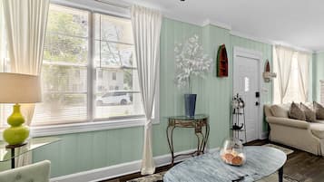 Een televisie en een open haard