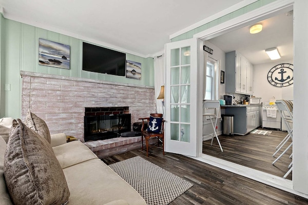 TV, fireplace