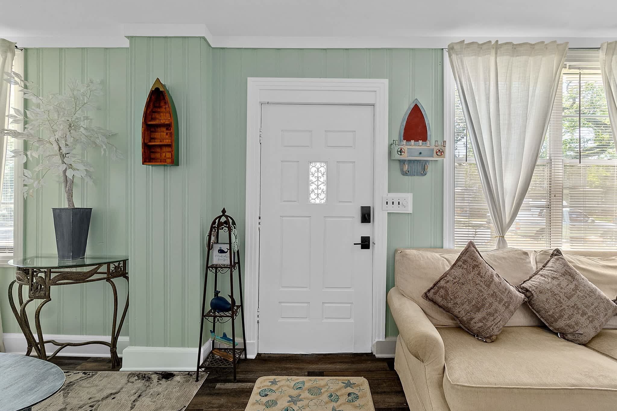 Een televisie en een open haard