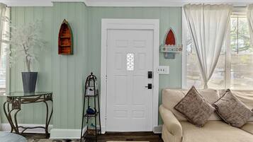 Een televisie en een open haard