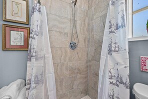 Dusche, Haartrockner, Handtücher, Shampoo