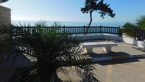 A balcony with a view of the sea, a wooden fence, and a tree. - Frontline modern- Cabo del Playa- Apartment (Cabo Roig)