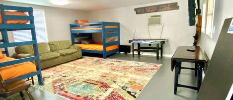 Smart TV, libros, bocina smart y oficina