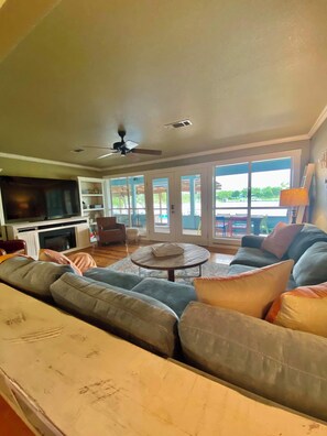 Smart-tv, boeken, slimme speakers en een kantoor