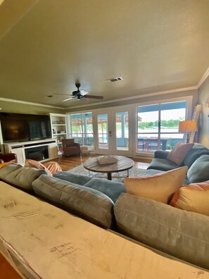 Smart-TV, Bücher, Smart Speakers, Arbeitsbereiche