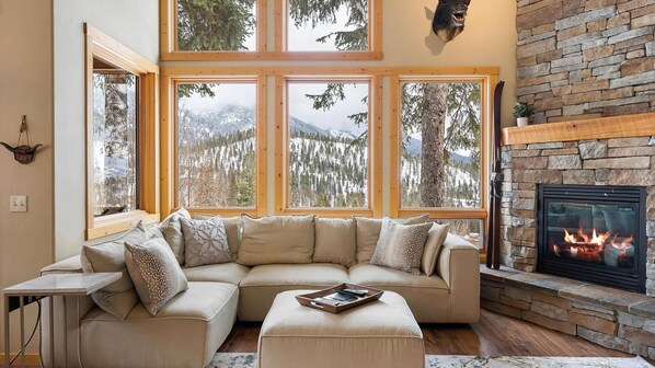 Smart TV, fireplace, DVD player, streaming services