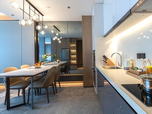 Room, 1 Bedroom, Lake View | Peti besi dalam bilik, meja, ruang kerja komputer riba, kalis bunyi 
