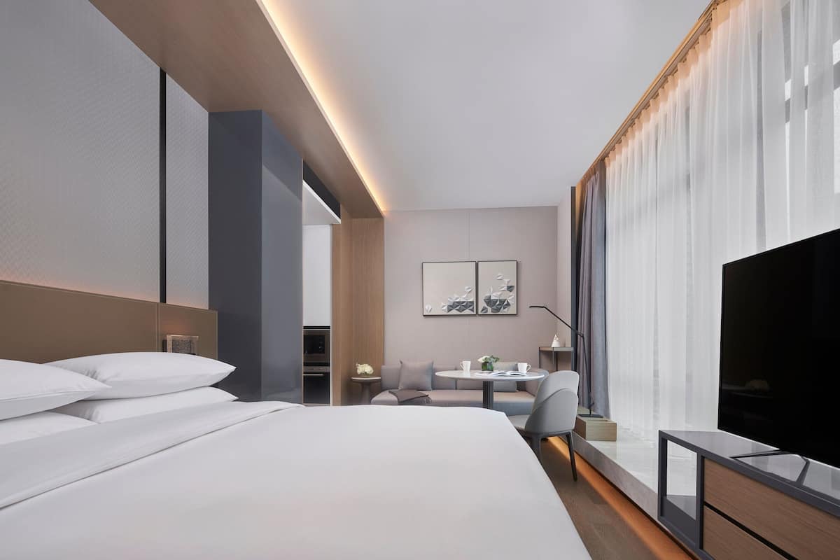 Studio, 1 King Bed, Non Smoking, City View | 1 bedroom, in-room safe, desk, laptop workspace