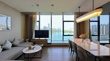 Suite, 2 slaapkamers | Een kluis op de kamer, een bureau, een laptopwerkplek