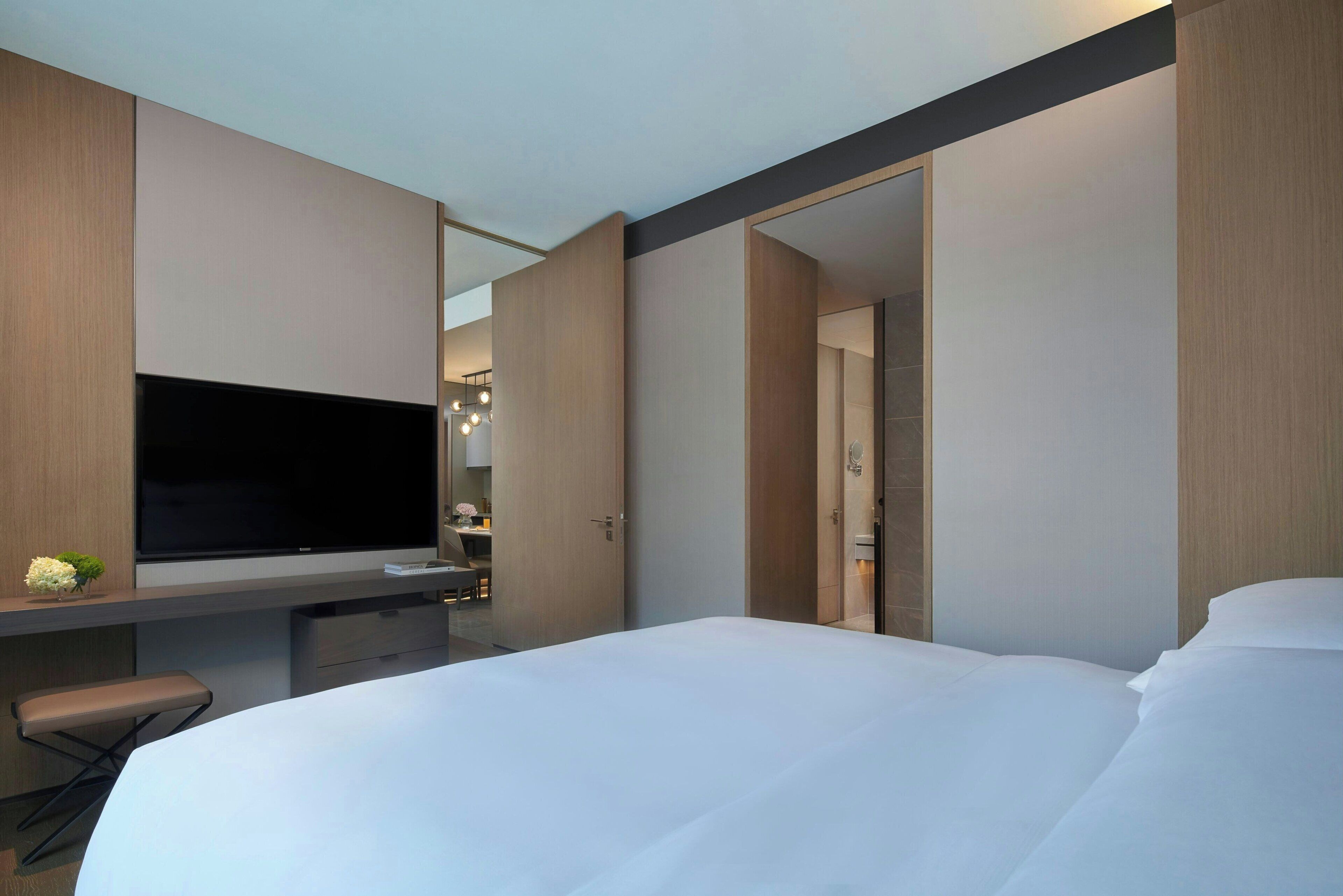 Room, 1 Bedroom, City View | Peti besi dalam bilik, meja, ruang kerja komputer riba, kalis bunyi 